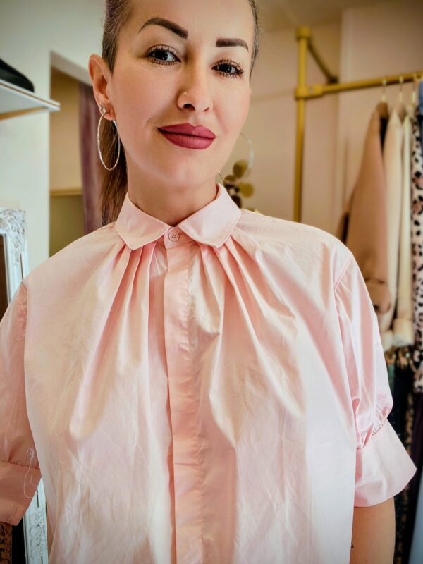 ΠΟΥΚΑΜΙΣΟ ΜΕ ΜΑΝΙΚΙΑ ΝΥΧΤΕΡΙΔΑ