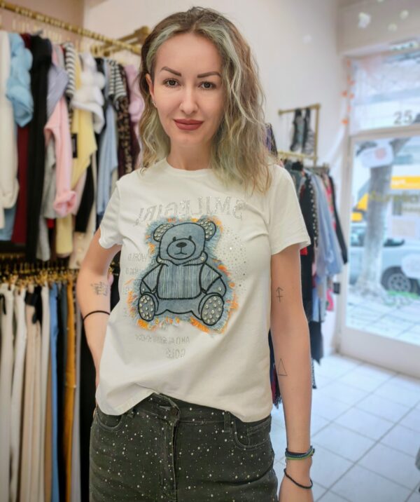 T-SHIRT ΜΕ ΑΡΚΟΥΔΑΚΙ ΚΑΙ ΣΤΡΑΣ