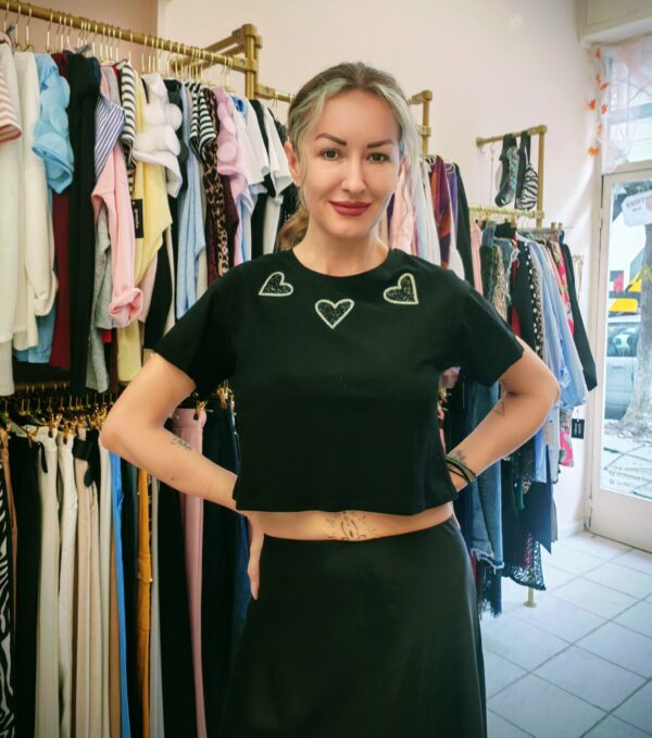 CROP T-SHIRT ΜΕ ΚΑΡΔΙΕΣ